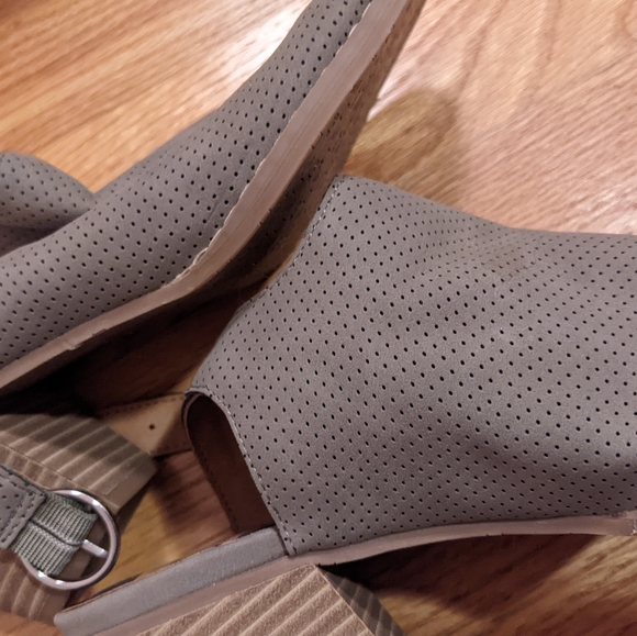 NWOT dv8 peep toe booties / sandals taupe grey brown - Picture 3 of 4